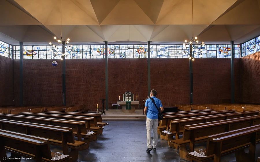ev-kirche-willingen-innen-mittelgang c) tourist-info-willingen-klaus-peter-kappest.jpg