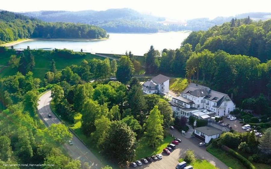 Hennedamm Hotel Luftbild mit Parkplatz