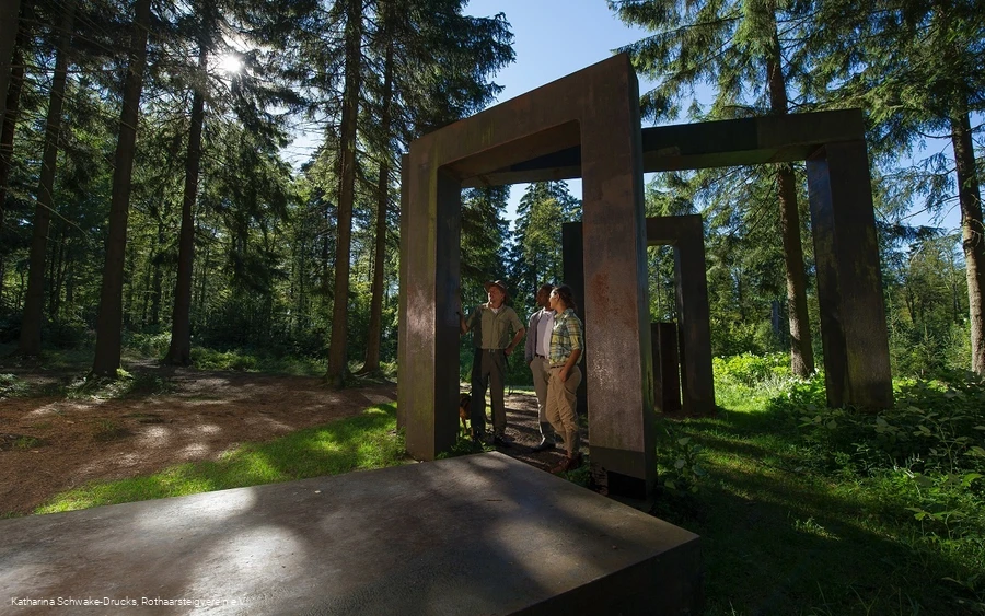 Skulptur "Kein leichtes Spiel" am Rothaarsteig