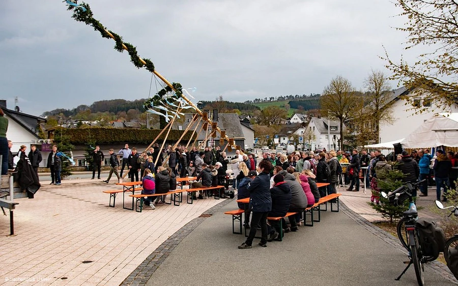 maibaumaufstellen-burschenclub-usseln.jpg