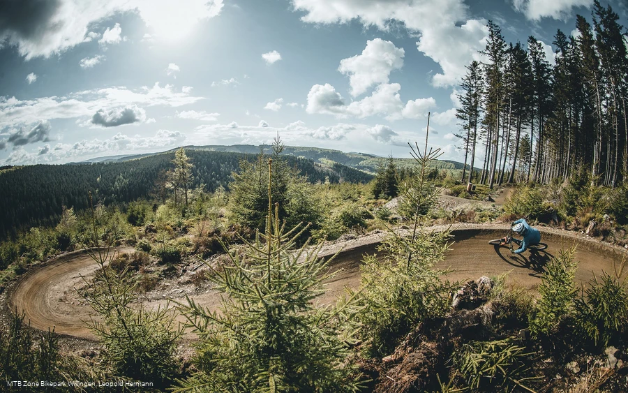 flowtrail-willingen-biker-kurve c) leopold-hermann-mtb-zone-bikepark-willingen.jpg