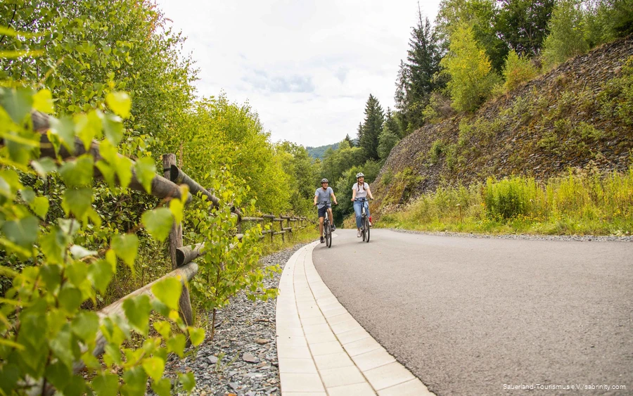 Touring_bike_climb Cyclist on a cycle path in the Sauerland.