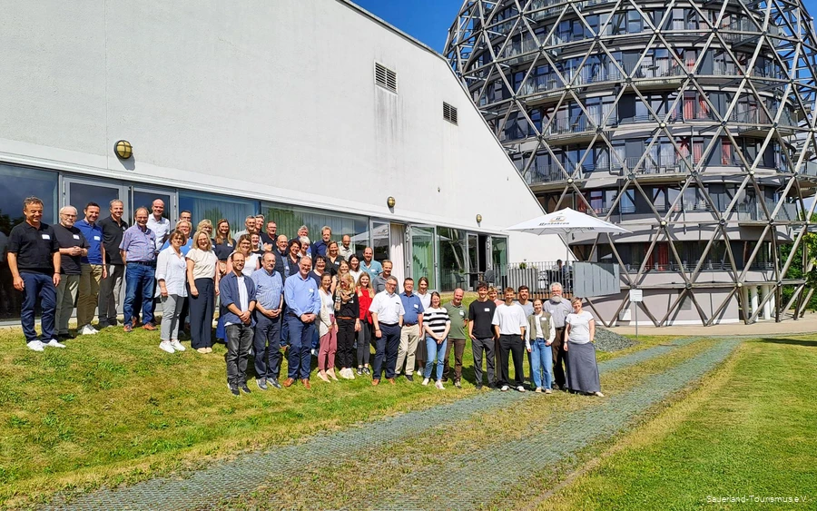 Die Teilnehmer des Rothaarsteig-Workshops stehen draußen vor dem Oversum in Winterberg.