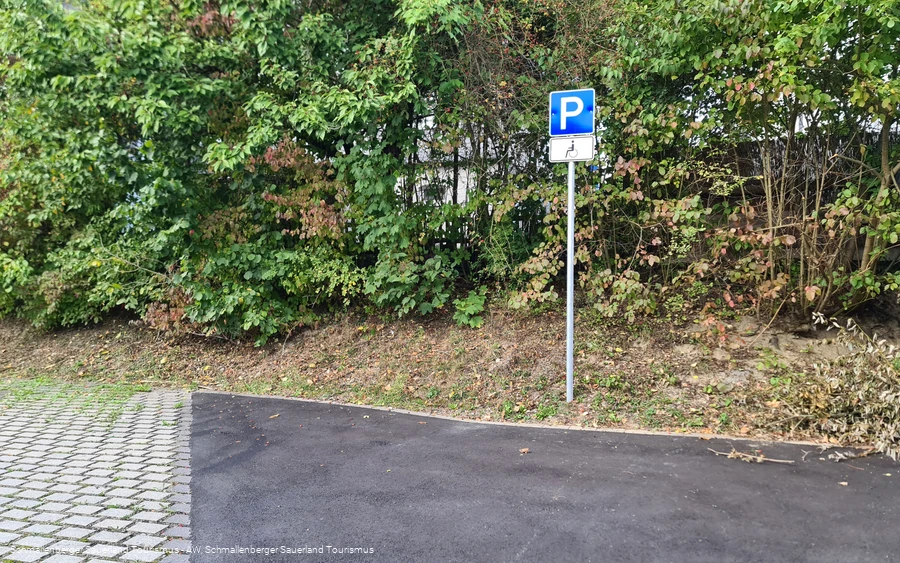 Barrierefreier Parkplatz am Holz- und Touristikzentrum Schmallenberg