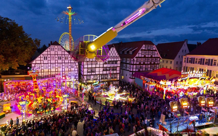 View of the colorful hustle and bustle at the Soest All Saints' Fair.