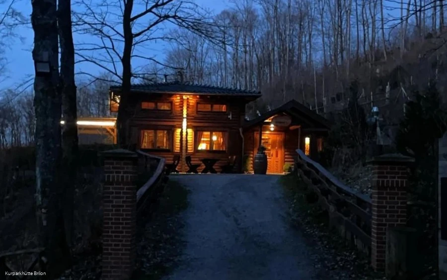 Kurparkhuette_BeiNacht.JPG