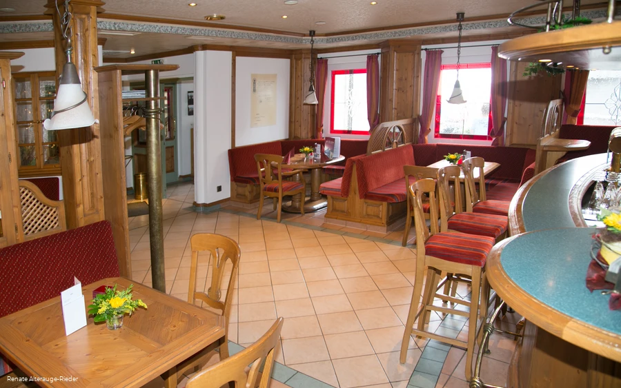 Zur alten Quelle Gastraum.jpg