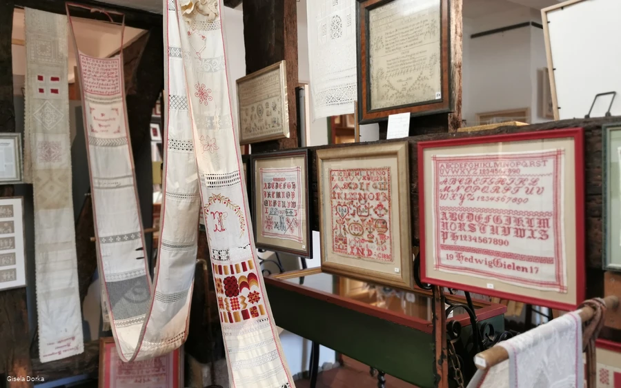 Exponate im Stickereimuseum