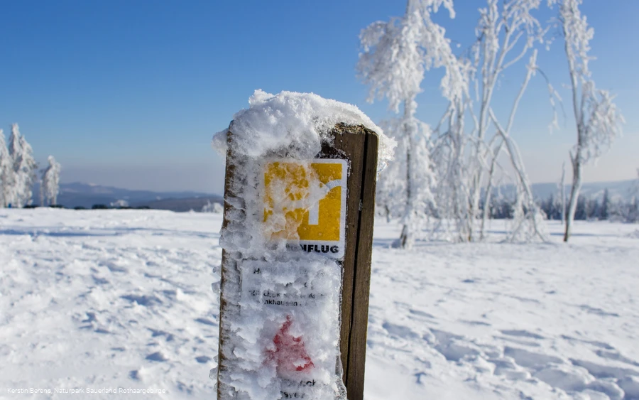 Verschneite Wandermarkierung am Kahlen Asten