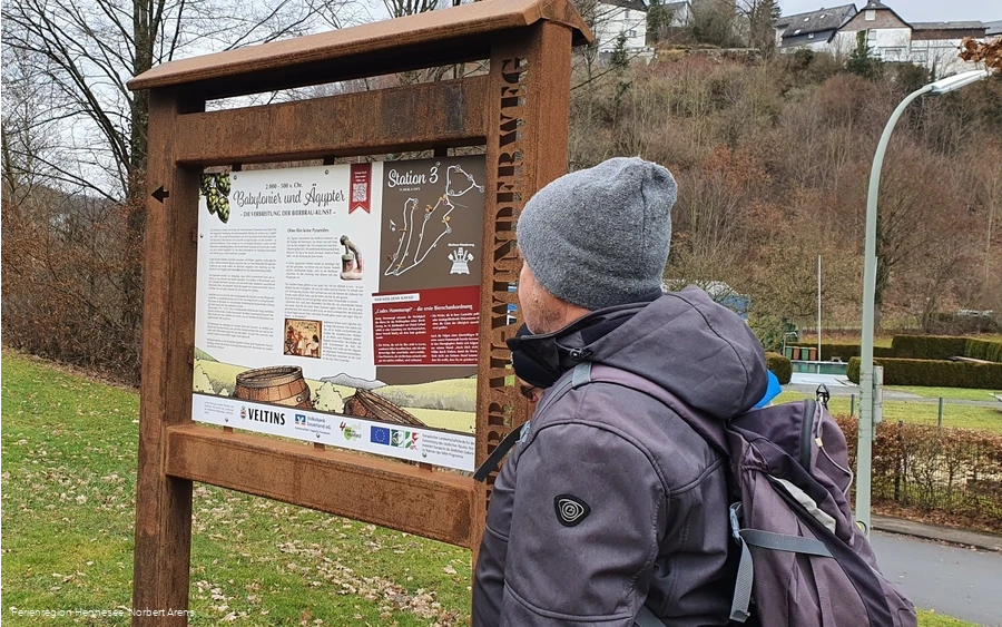 An Station 3 des BierbrauWunderweges Grevenstein