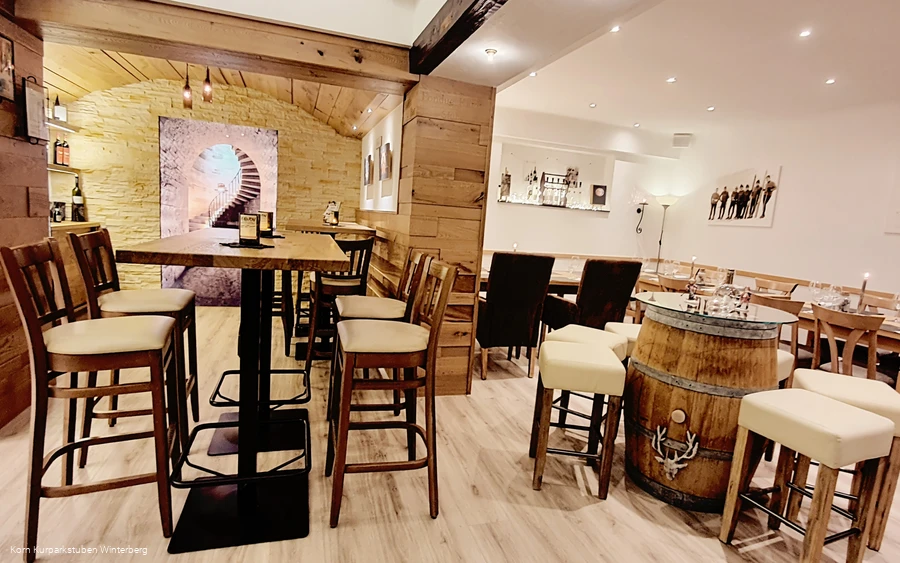 Einige Tische mit Sitzgelegenheiten in einem Restaurant.