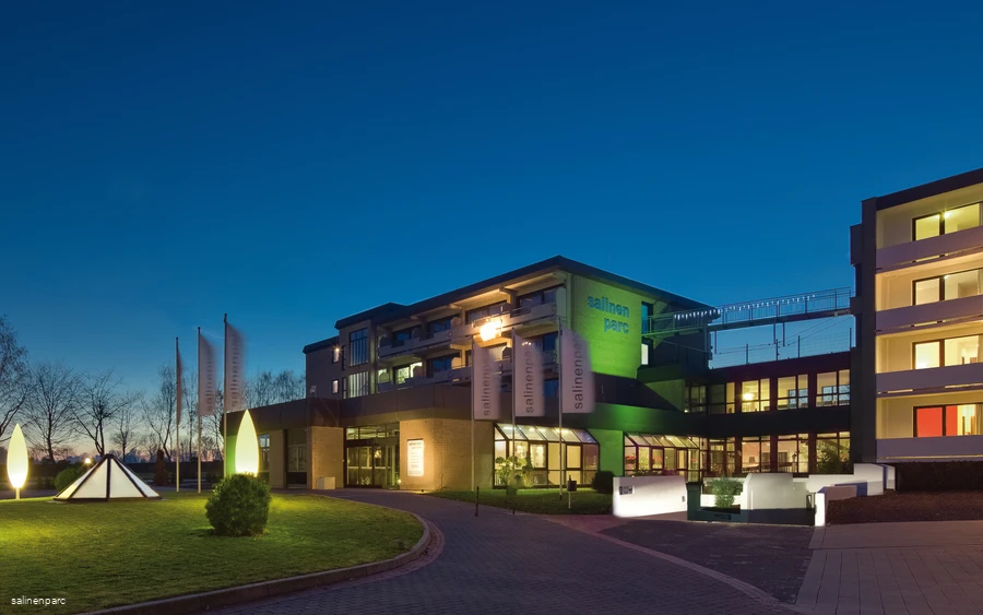 salinenparc Design Budget Hotel Aussenansicht_Hotel_Nacht Baweko.jpg