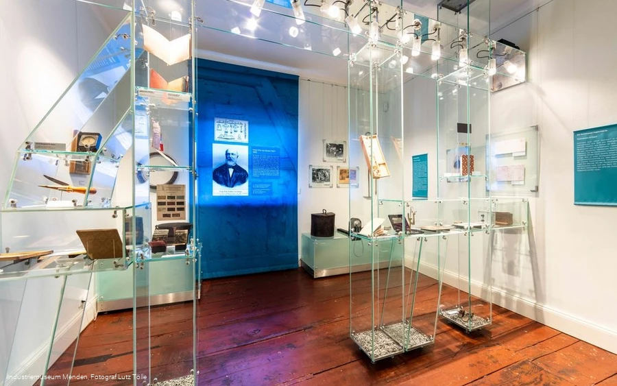 Schwebendes Museum: Filigrane Glasvitrinen mit sch