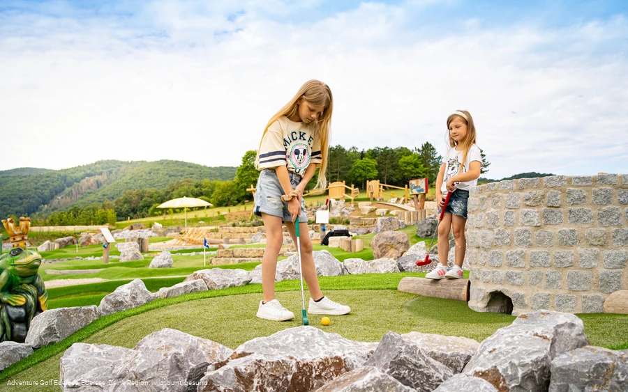 Konzentration auf der Adventure Golf Anlage Edersee