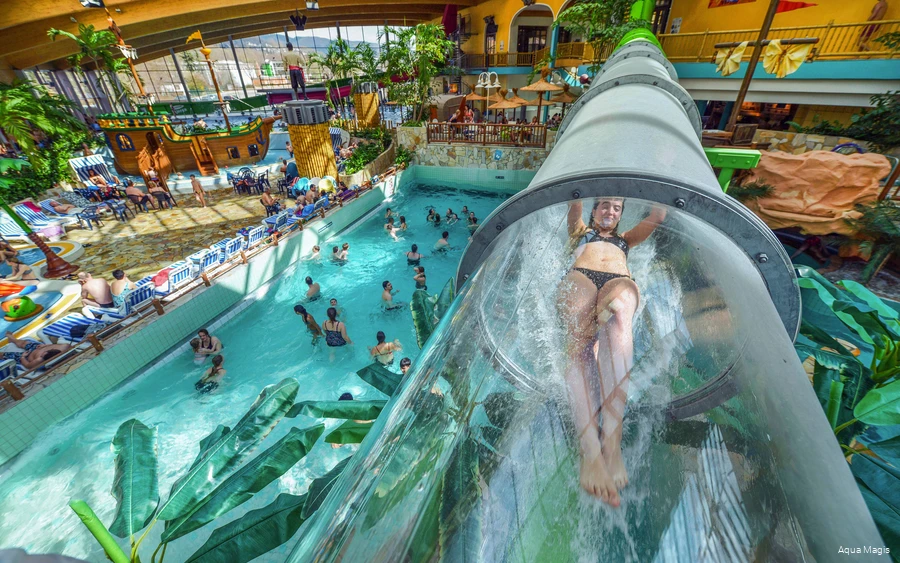 Aqua Magis. Uitzicht van bovenaf in het Aqua Magis avonturenbad met glijbaan.