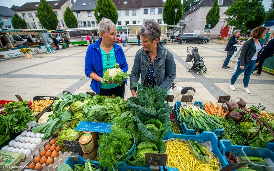 Gemüsekauf auf dem Wochenmarkt durch 2 Damen Gemüsekauf auf dem Wochenmarkt durch 2 Damen