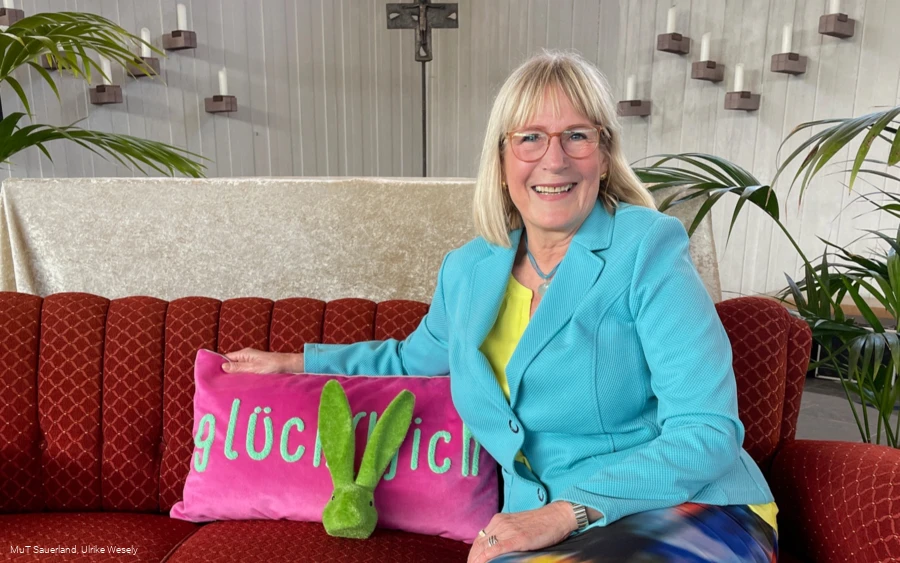 Beate Schmies auf dem Glückssofa.JPG