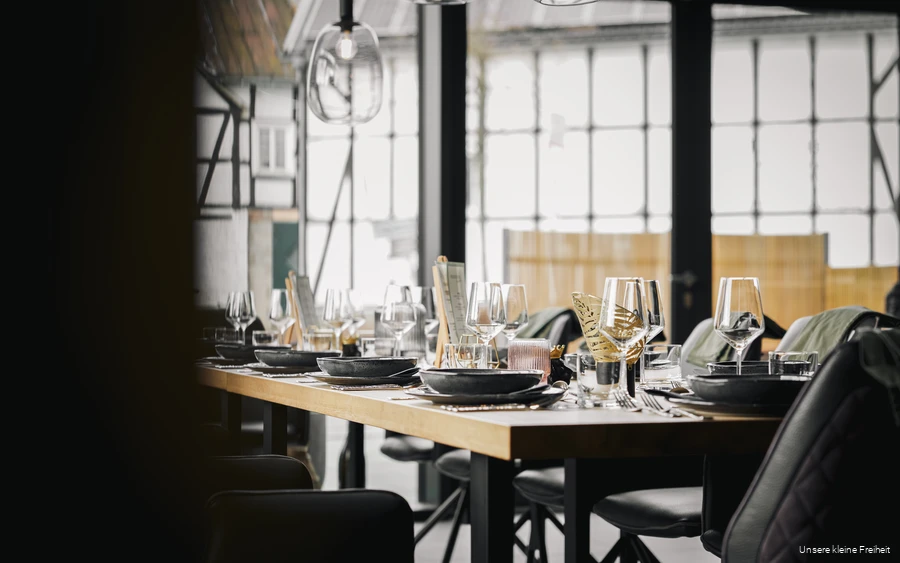 Large table setting at the Kleine Freiheit event location