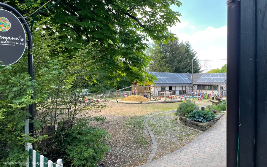 Blick in den Garten / Spielplatz