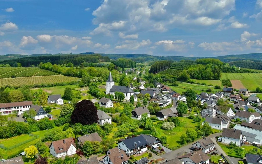 Ortsansicht Schönholthausen mit Kirche Ortsansicht Schönholthausen mit Kirche