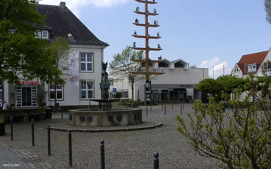 Blick auf das neue Rathaus mit Maibaum