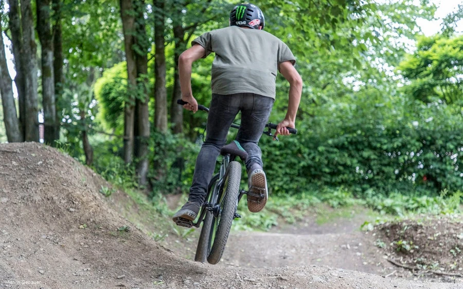Unterwegs auf dem Pumptrack Unterwegs auf dem Pumptrack