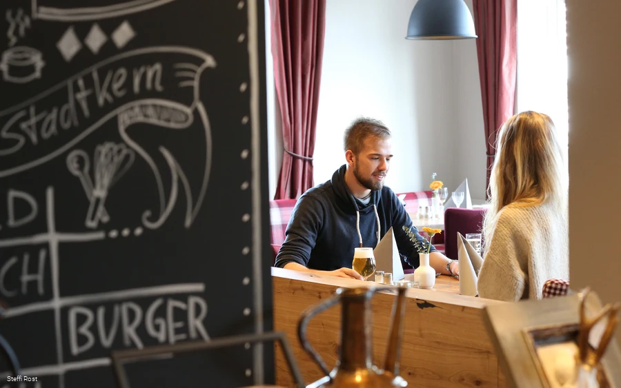 Gasten genieten van hun maaltijden in Hotel Hessenhof in Winterberg.