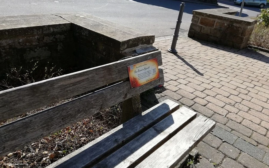 Die Bank auf dem kleinen, historischen Platz in Rö