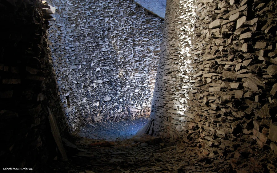 imposante Schieferwand im Schieferbau Nuttlar