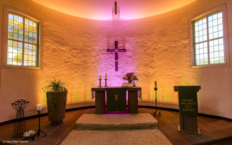 lichterkirche-rattlar-lichtspiel-warm c) tourist-info-willingen-klaus-peter-kappest.jpg