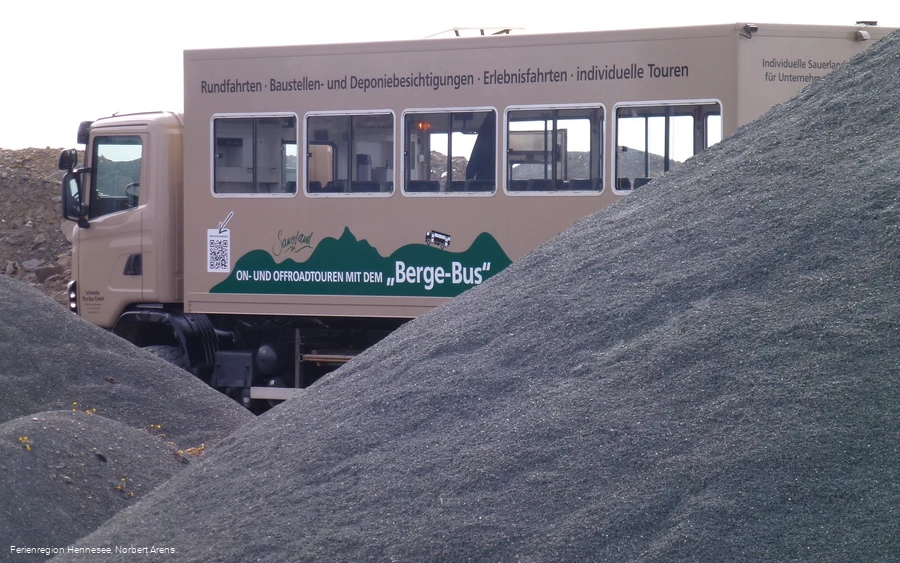 Offroad-Bustour im Steinbruch