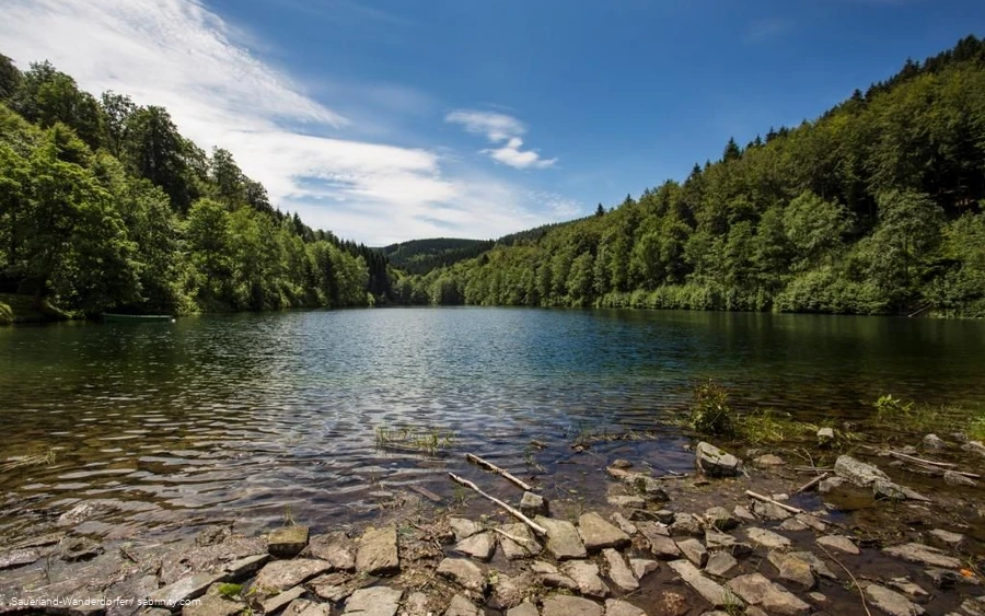 So idyllisch zeigt sich der Schmalah-See im Sommer.