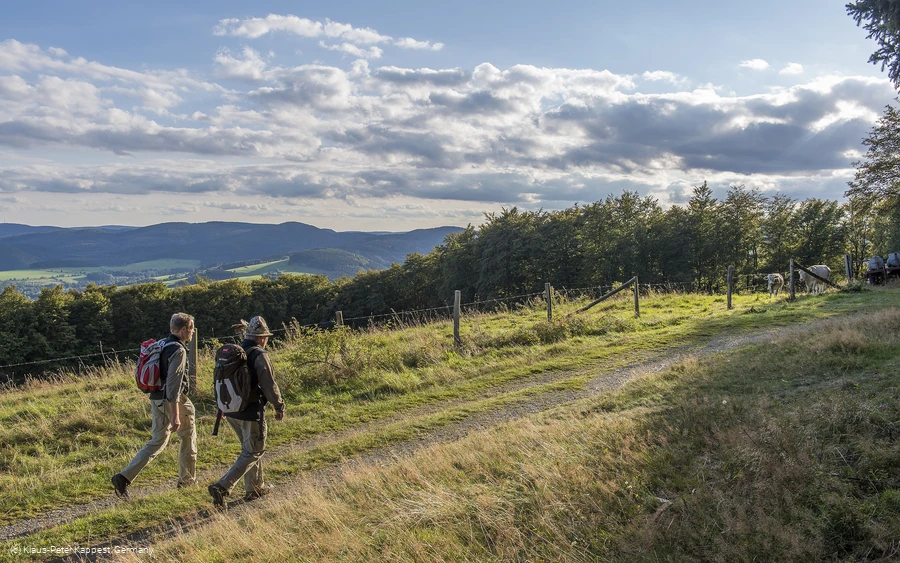 Zwei Wanderer vor toller Aussicht Zwei Wanderer vor toller Aussicht