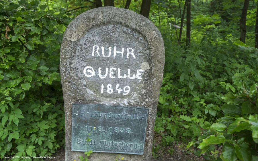 Gedenkstein mit der Aufschrift Ruhrquelle 1849