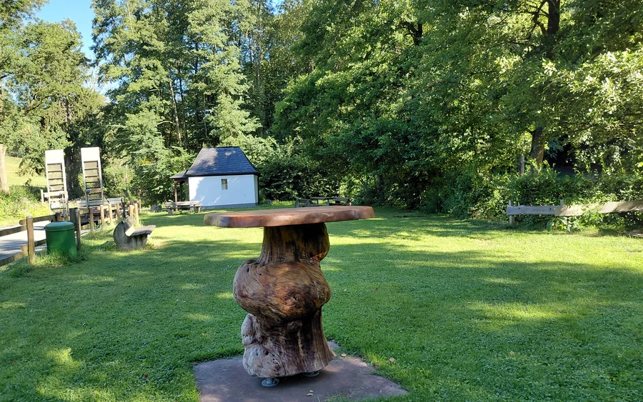 Besonderer Stehtisch und Kapelle.jpg Besonderer Stehtisch und Kapelle.jpg
