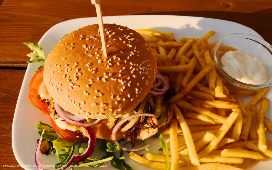 Der Nöckel-Burger - © Pension & Restaurant Haus zum Nöckel