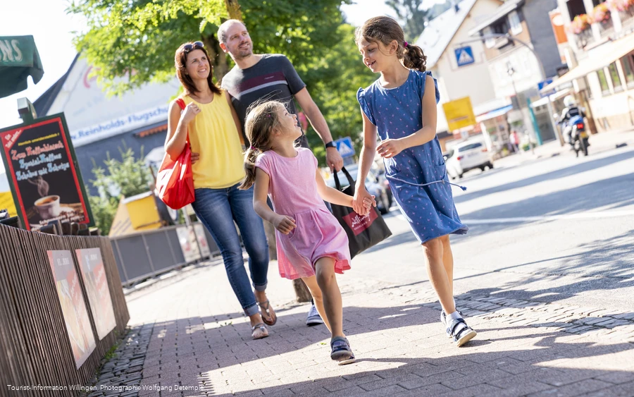 familie-shopping-hauptstrasse-willingen_c__wolfgang-detemple-tourist-info-willingen.jpg