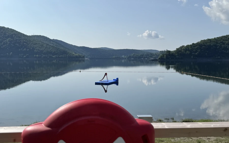 Rettungsreifen im Vordergrund und Badeinseln im Hintergrund Rettungsreifen im Vordergrund und Badeinseln im Hintergrund