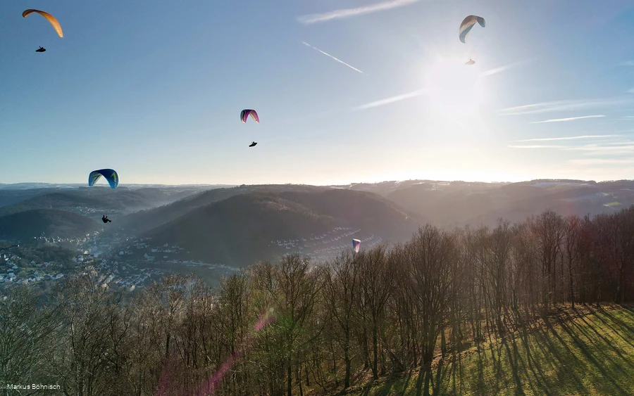 Gleitschirme über dem Lennetal