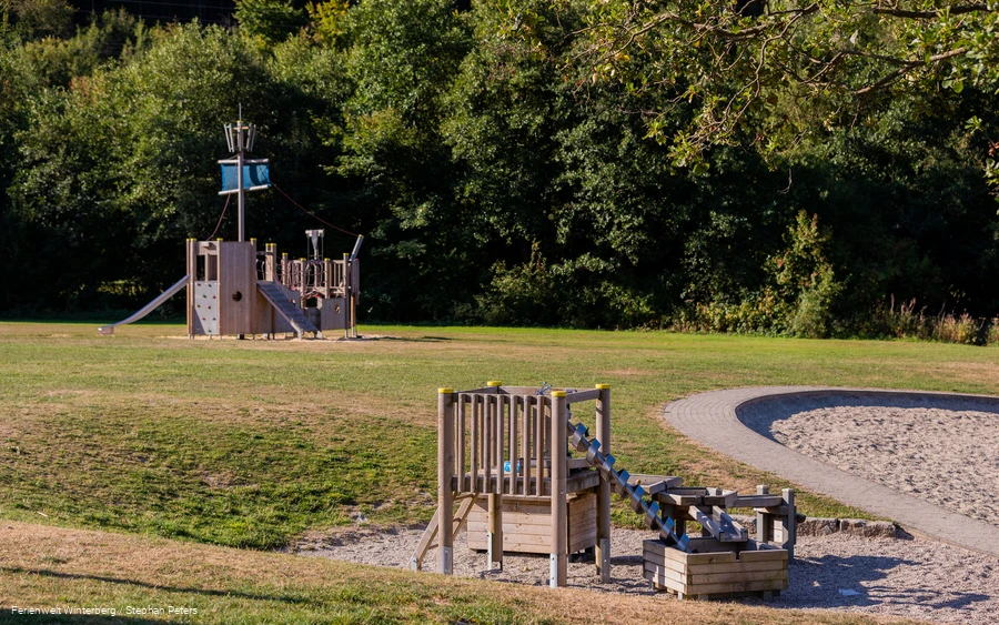 Piratenschiff-Klettergerüst mit Rutsche und Wasserspielanlage.
