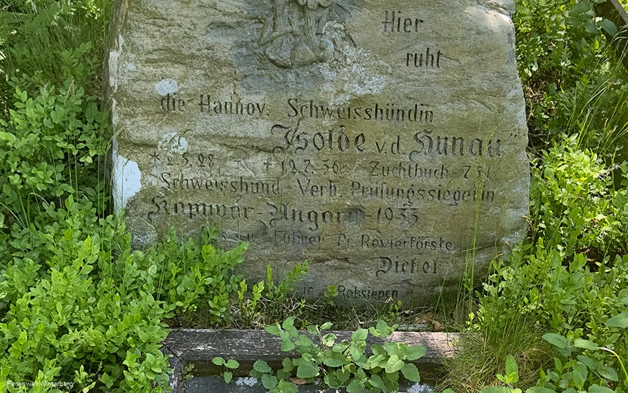 Ein beschrifteter Grabstein für die Jagdhündin Isolde von der Hunau.