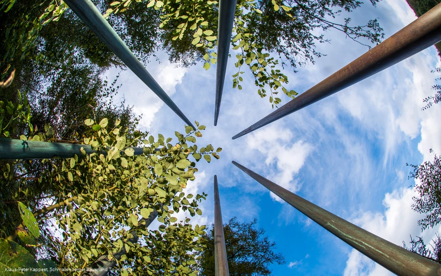 Skulptur: Über den Teichen