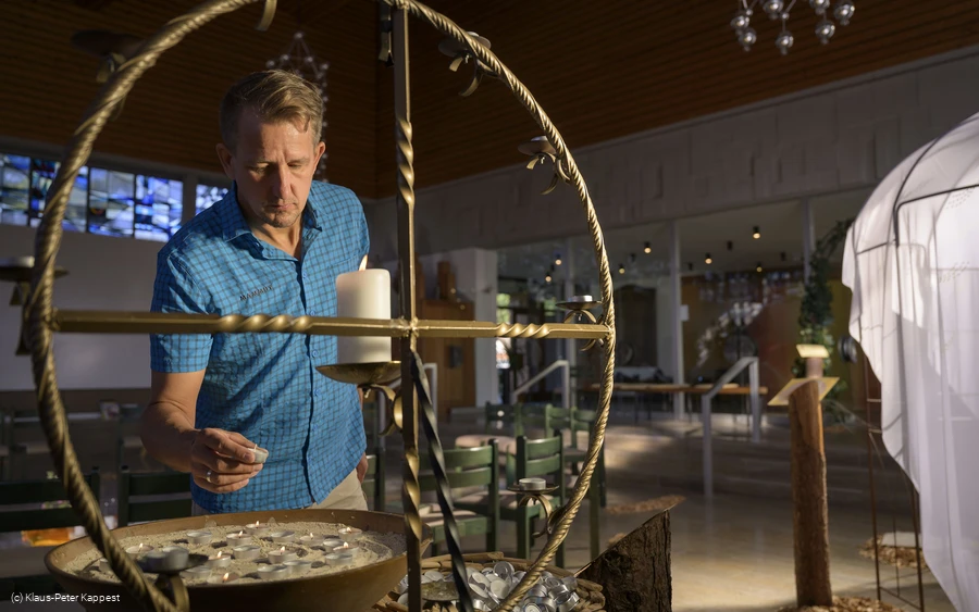 pilgerkirche-schwalefeld-kerze-anzünden c) tourist-info-willingen-klaus-peter-kappest.jpg pilgerkirche-schwalefeld-kerze-anzünden c) tourist-info-willingen-klaus-peter-kappest.jpg