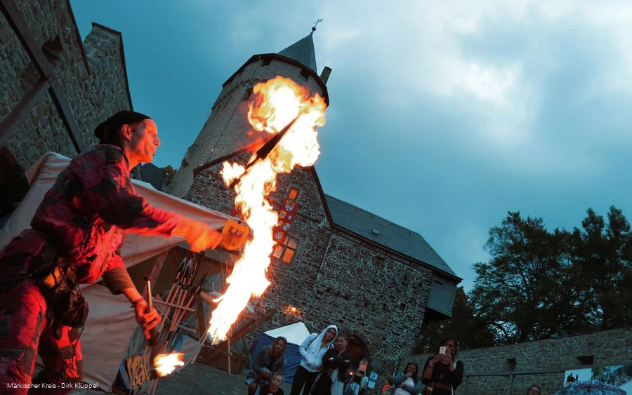 Winter spectacle at Burg Altena (Märkischer Kreis - Dirk Klüppel).jpg Winter spectacle at Burg Altena (Märkischer Kreis - Dirk Klüppel).jpg