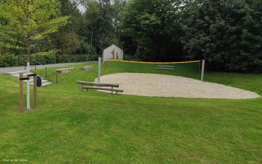 Das Beachvolleyballfeld im hinteren Parkbereich Das Beachvolleyballfeld im hinteren Parkbereich