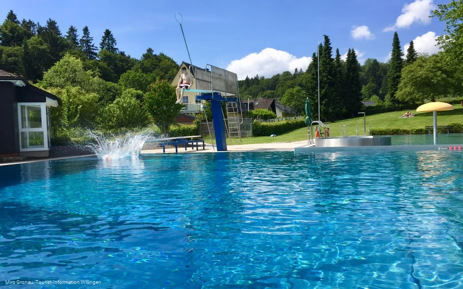 freibad-usseln-mit-sprungturm.jpg freibad-usseln-mit-sprungturm.jpg