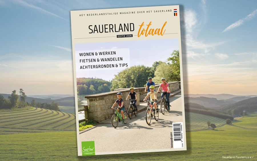 Das Cover der Sauerland totaal mit einer radfahrenden Familie vor einem Landschaftsfoto.