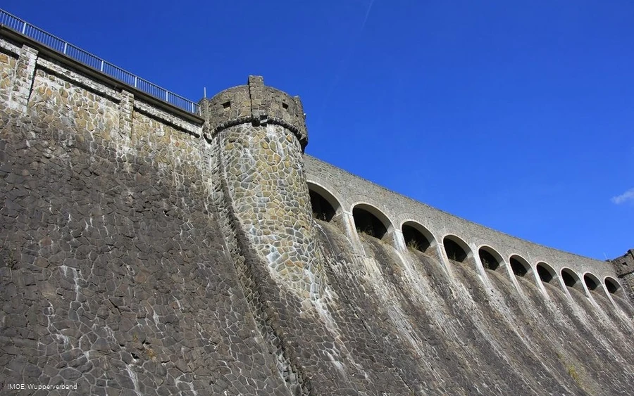 Der Überlauf reguliert den Wasserstand