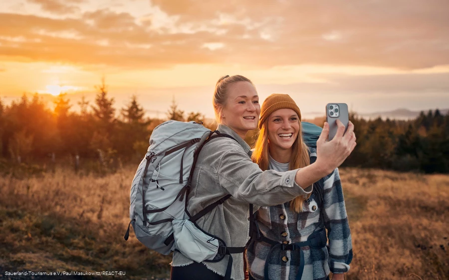 Bevandert.jpg Marina und Alisa von bevandert unterwegs auf Wanderung.