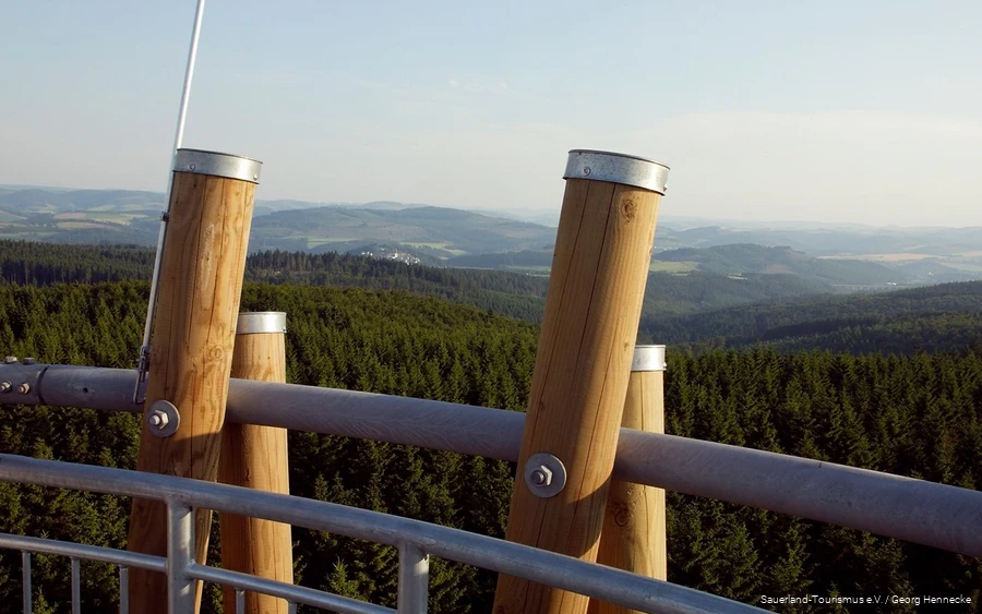 Loermecke Toren Uitzicht vanaf de Lörmecke-Turm op de Sauerland-Waldroute.